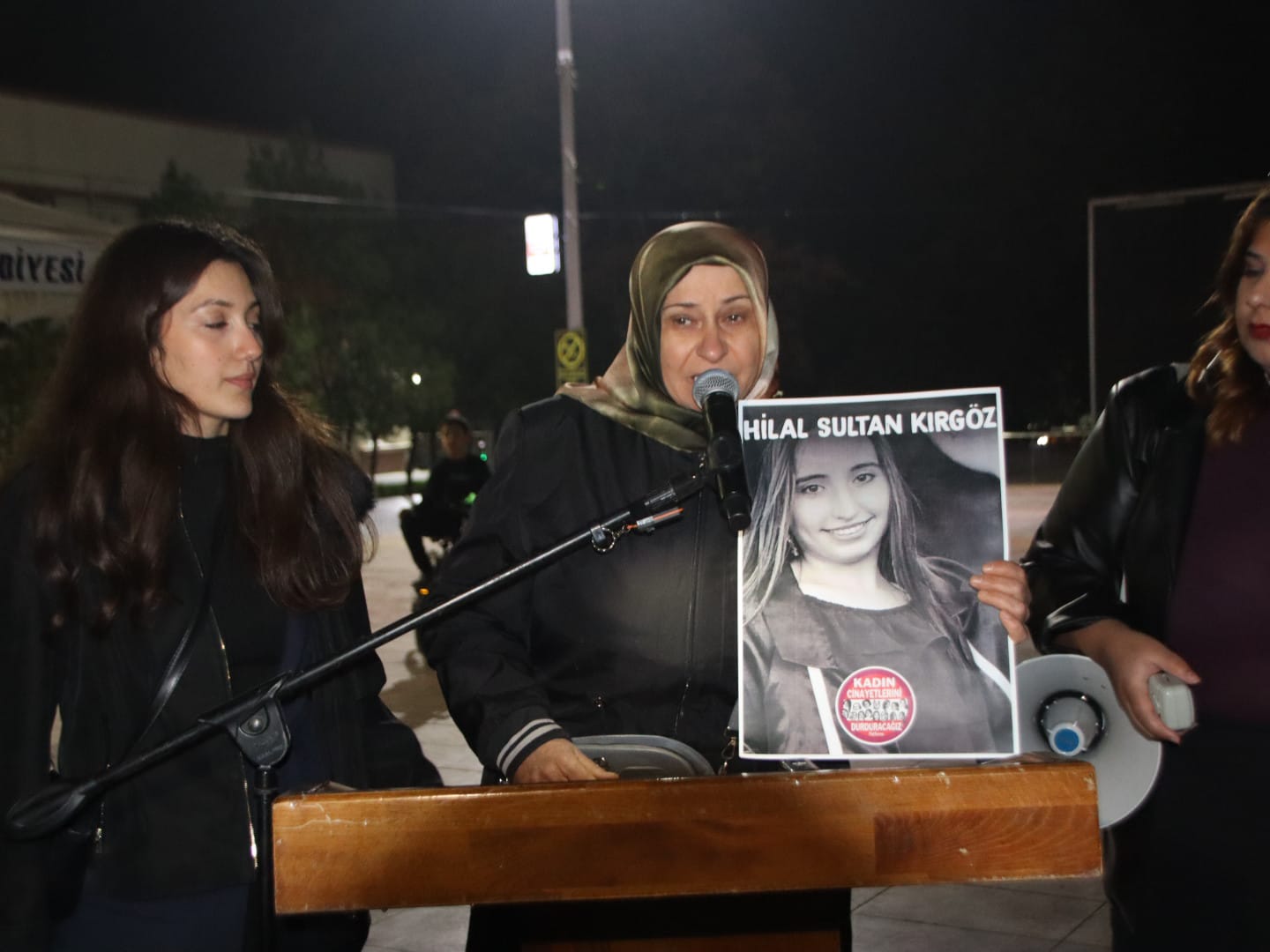 Hilal Sultan Kırgöz’ün annesi Zeynep Kırgöz kızının resmi ile yürüdü!