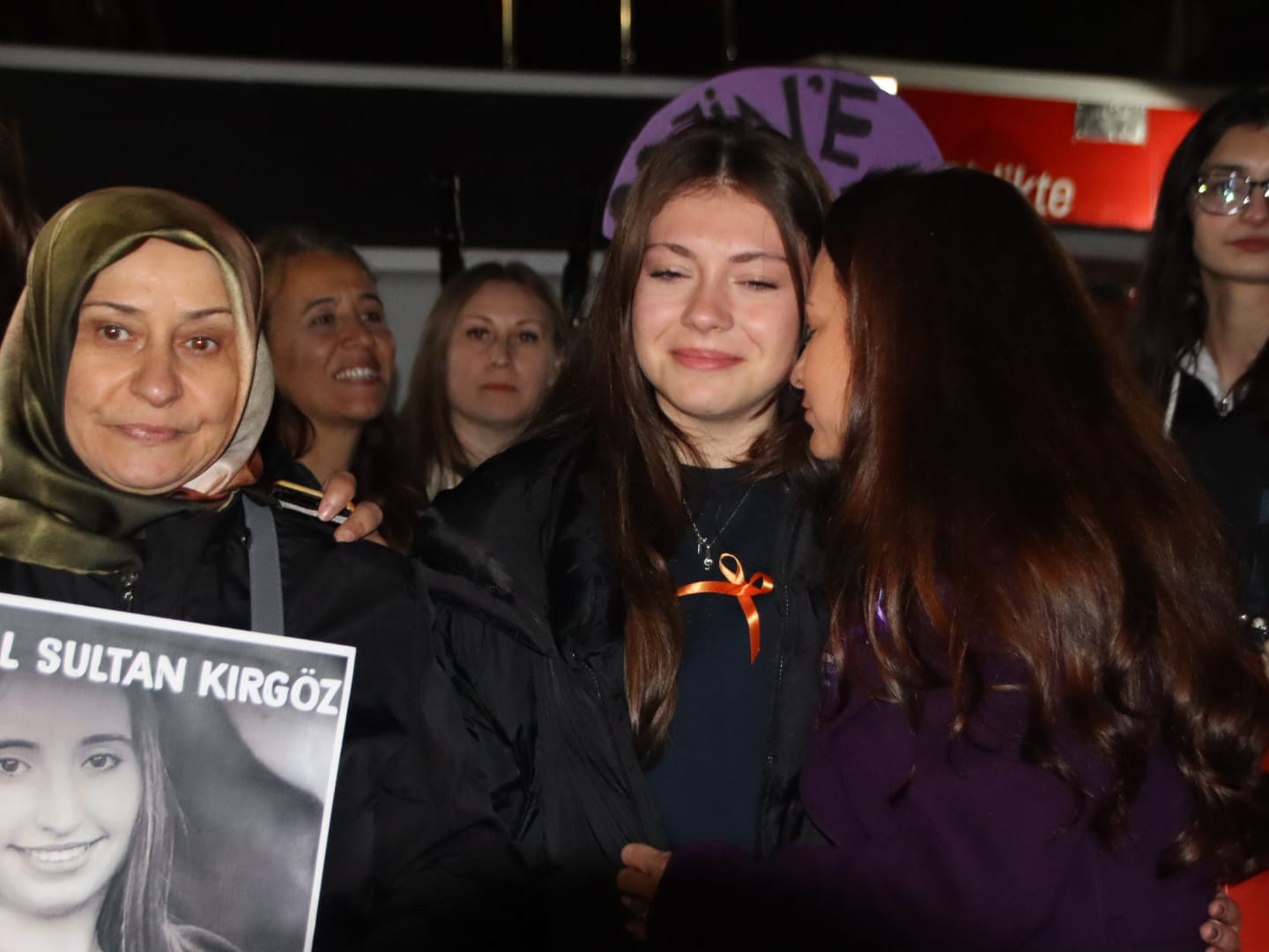 Hilal Sultan Kırgöz’ün annesi Zeynep Kırgöz kızının resmi ile yürüdü!