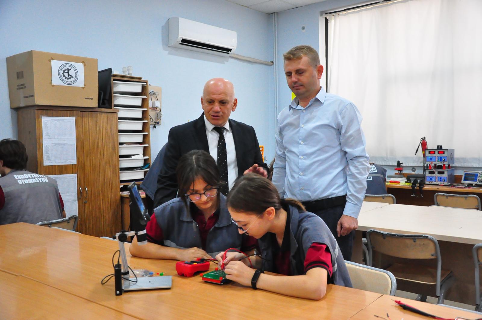 Manisa’da lise öğrencilerinden devlete büyük destek