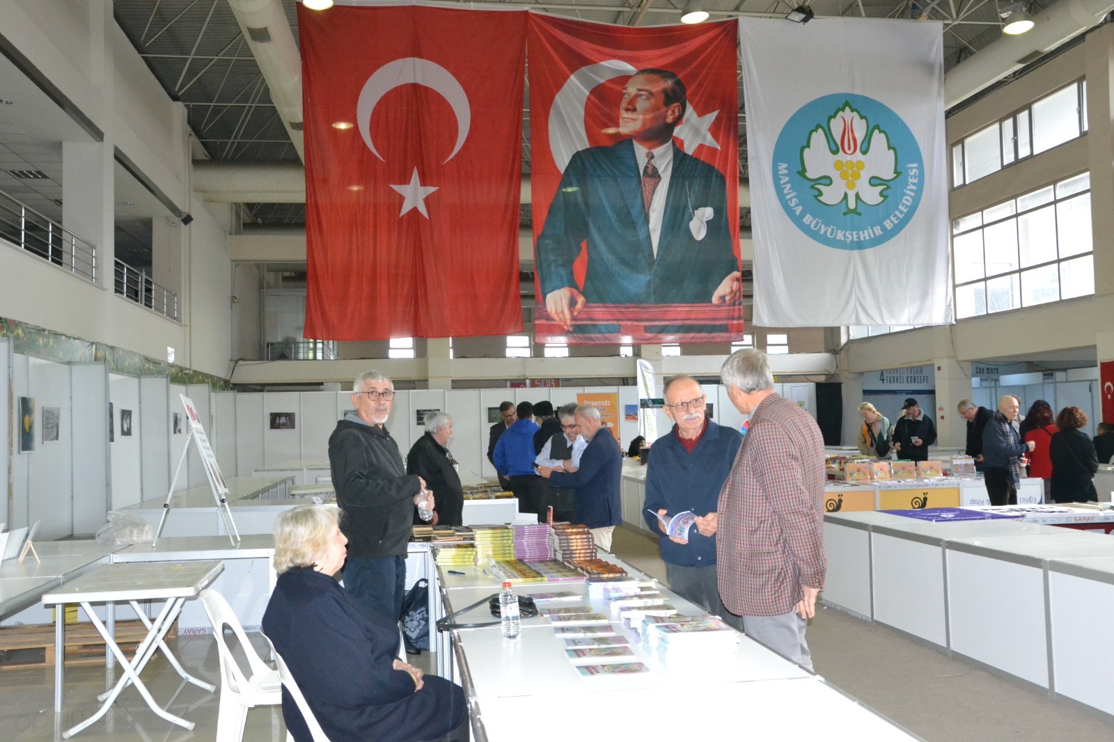 Manisa’nın emekli sınıf öğretmeni okurlarıyla buluştu