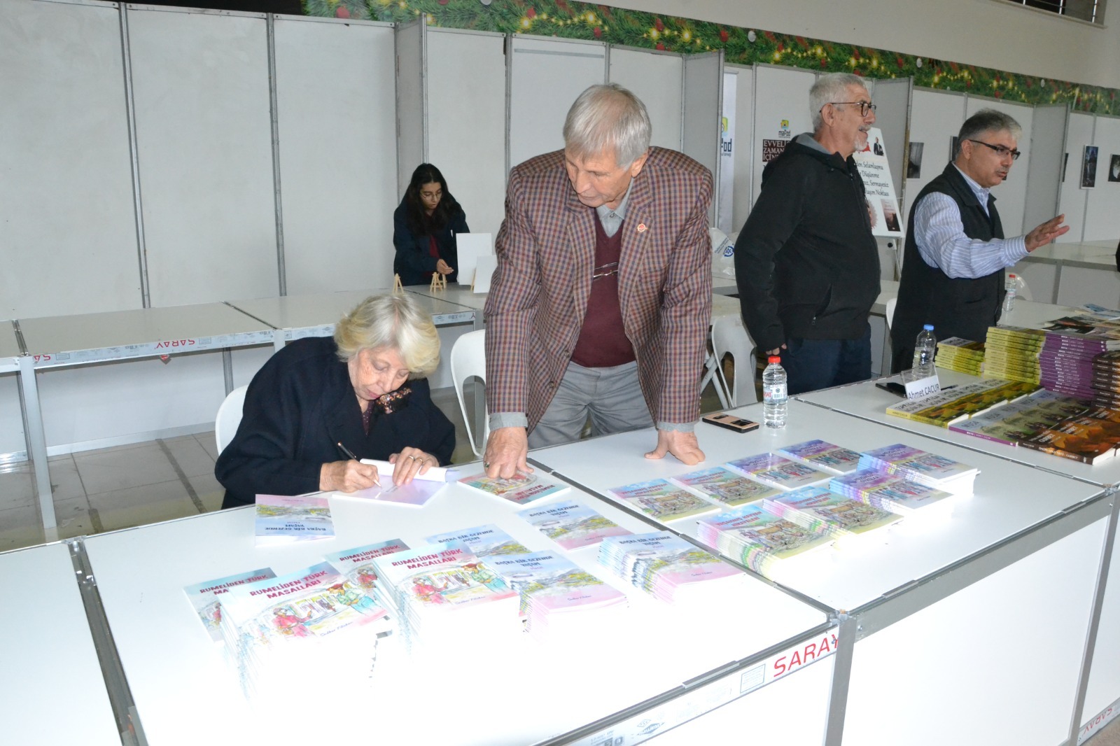 Manisa’nın emekli sınıf öğretmeni okurlarıyla buluştu