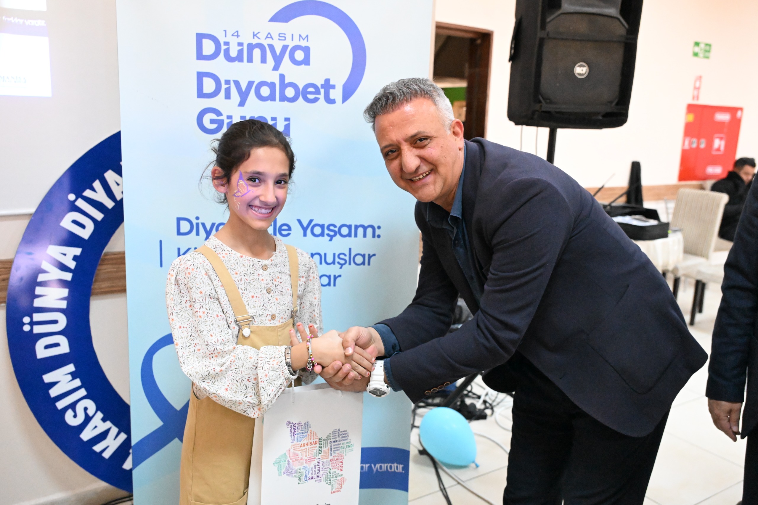 Manisa Büyükşehir Belediyesi Mavilere Boyandı