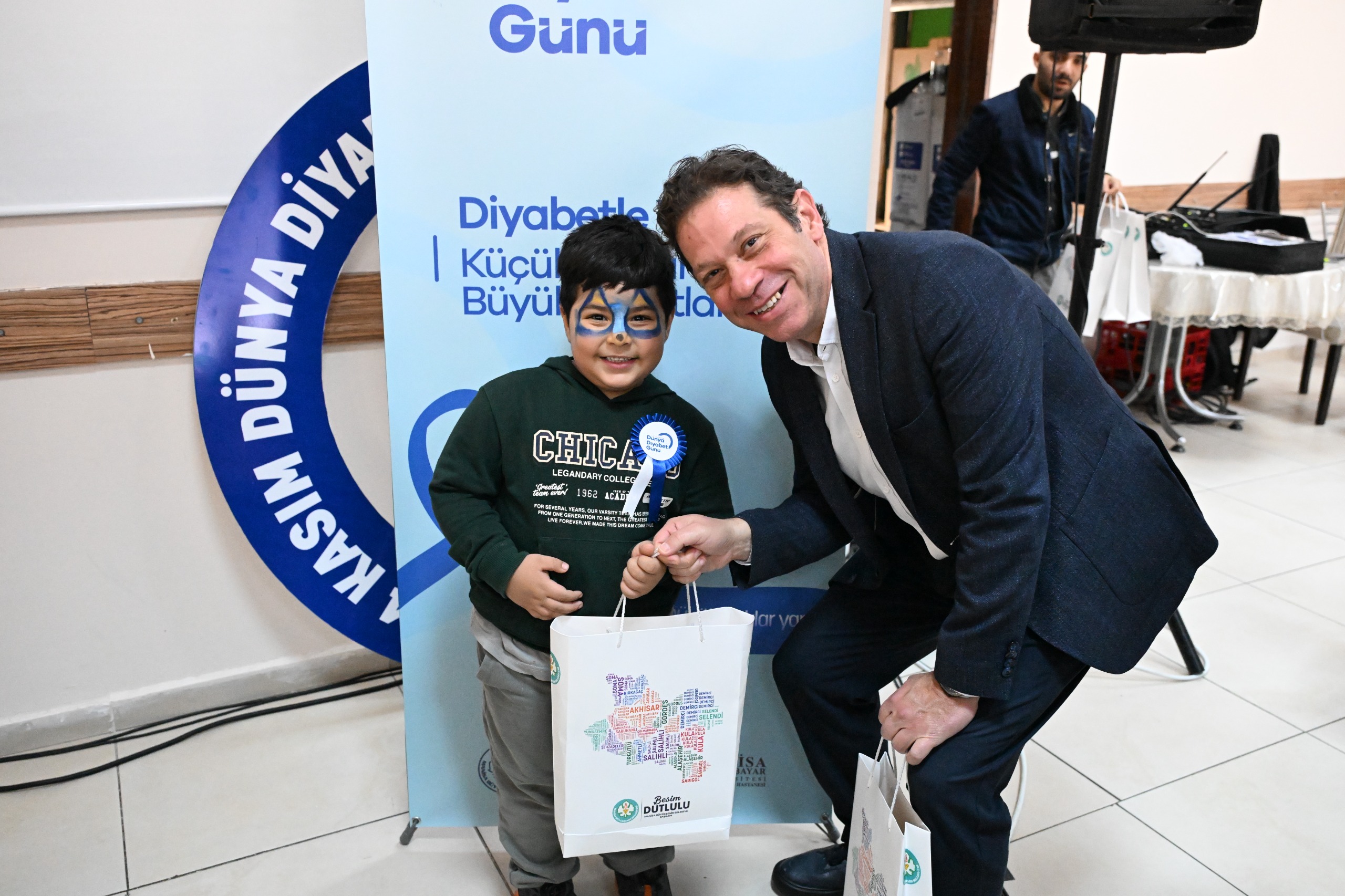 Manisa Büyükşehir Belediyesi Mavilere Boyandı