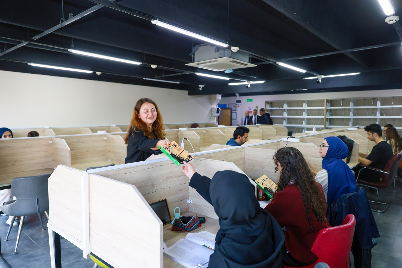 Manisa’da Atatürk’ün mirası öğrencilerle buluştu Başkan Balaban’dan anlamlı hediye