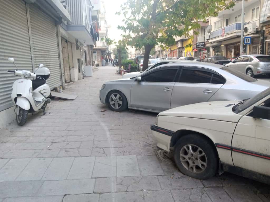 Manisa’da kaldırım işgali vatandaşlara zor anlar yaşatıyor