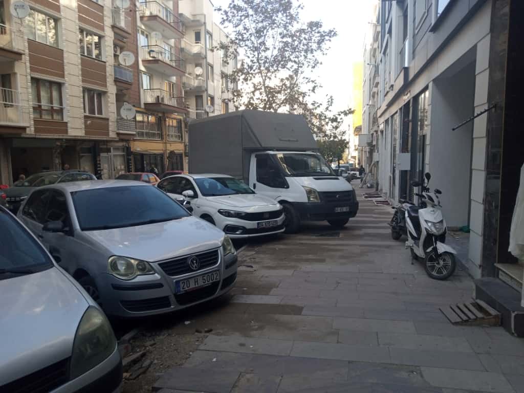 Manisa’da kaldırım işgali vatandaşlara zor anlar yaşatıyor