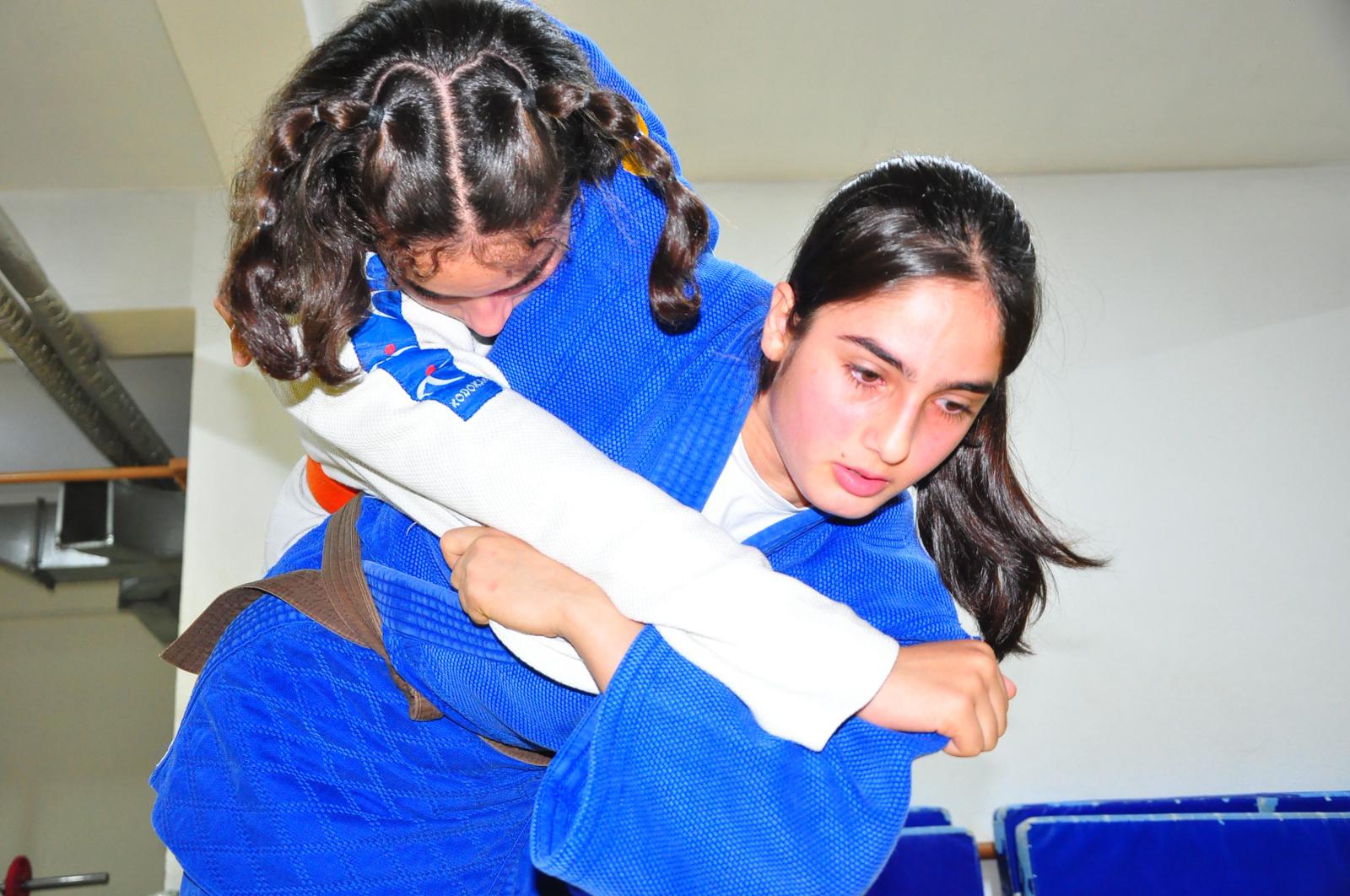 Manisalı judocudan büyük başarı: Dirsek kırığıyla yıkılmadı, altın madalyayla ayağa kalktı