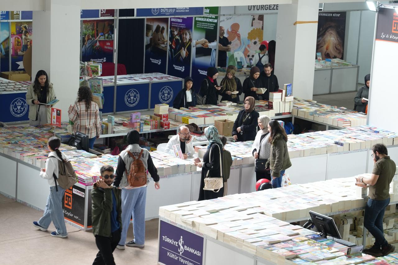 Manisa’da 10 günlük kültür şöleni final yaptı: 8. Manisa Kitap Fuarı sona erdi
