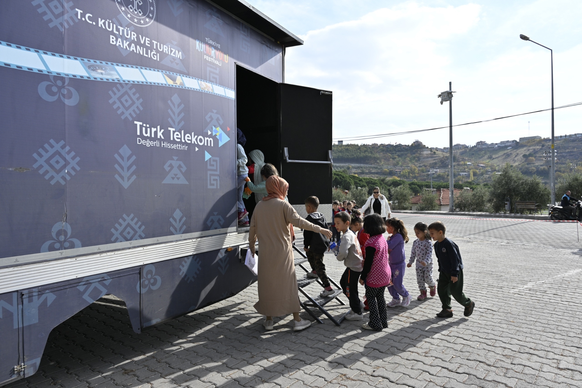 Gezen Sinema Tırı Manisa’da çocuklarla buluştu