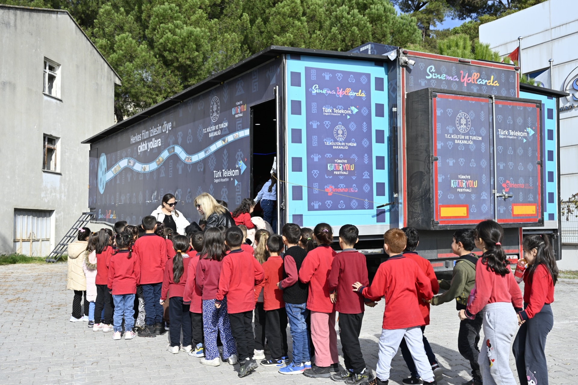 Gezen Sinema Tırı Manisa’da çocuklarla buluştu