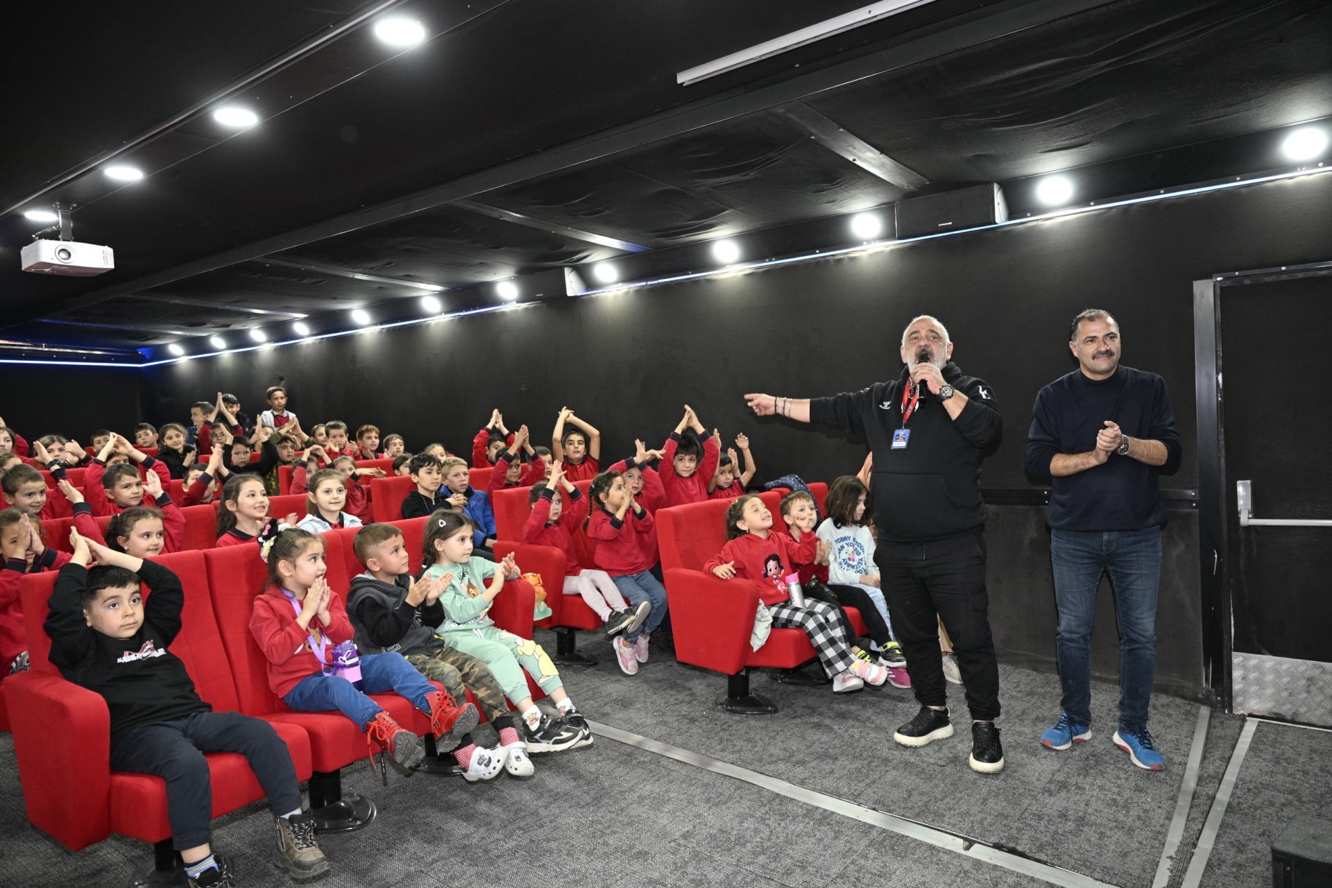 Gezen Sinema Tırı Manisa’da çocuklarla buluştu