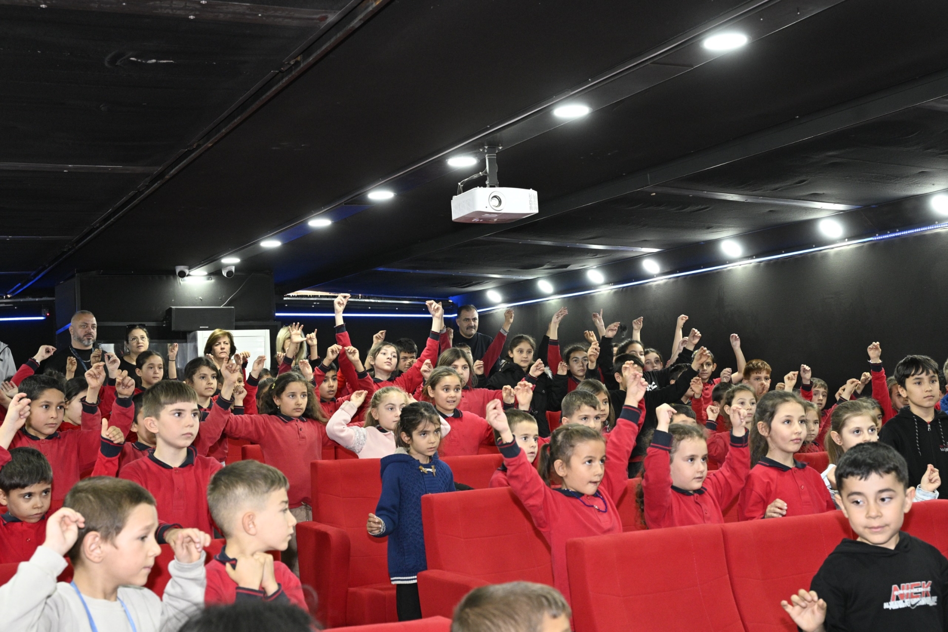 Gezen Sinema Tırı Manisa’da çocuklarla buluştu