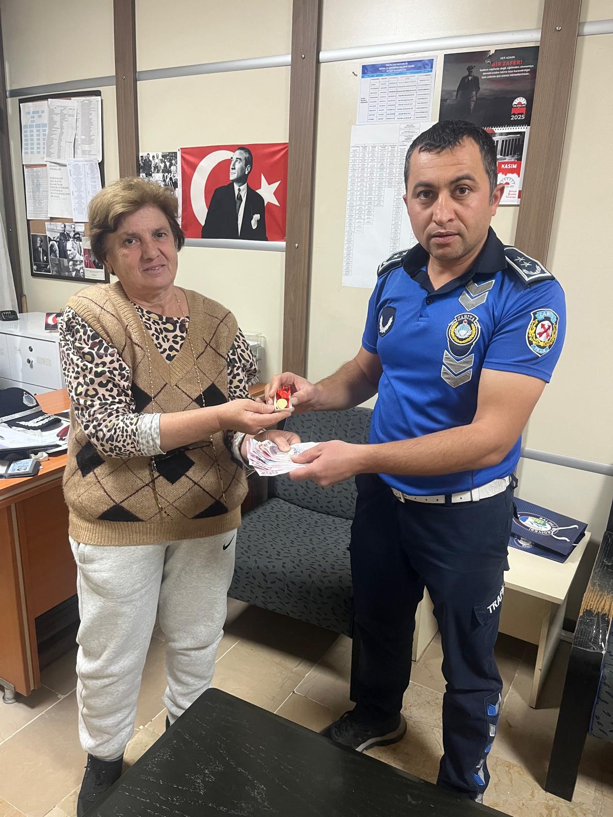 Manisa’da zabıta kayıp eşyayı sahibine ulaştırdı