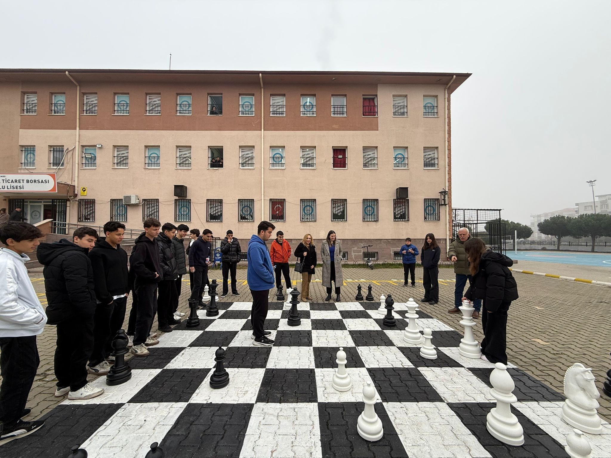 Manisa’da okul bahçesinde satranç hamlesi: Liseliler açık havada düşünüyor