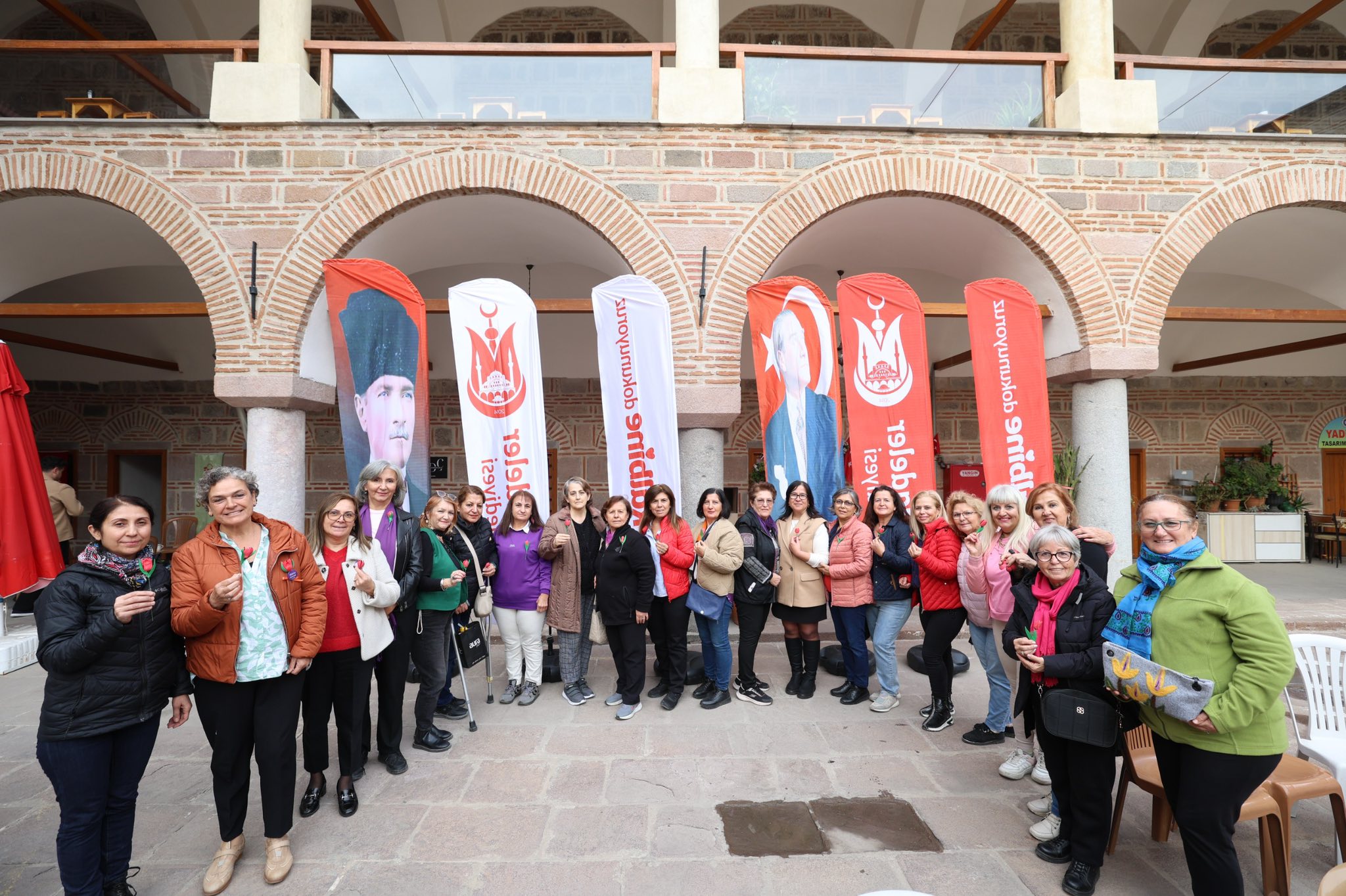 Manisa Lalesi bu kez Kurşunlu Han’da açtı: Manisalı kadınlardan sanat rüzgarı…