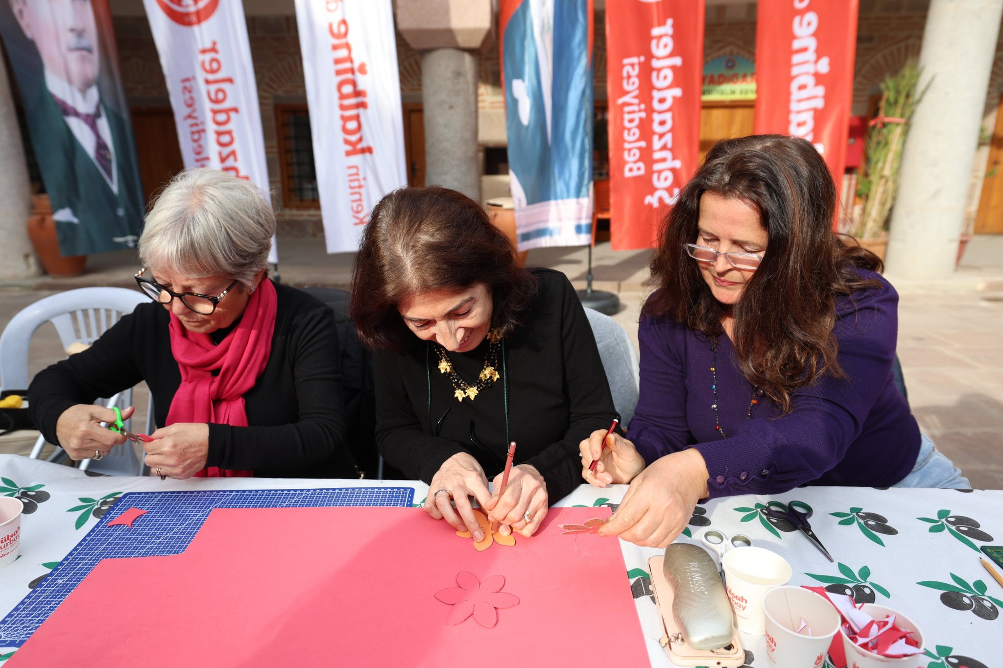 Manisa Lalesi bu kez Kurşunlu Han’da açtı: Manisalı kadınlardan sanat rüzgarı…