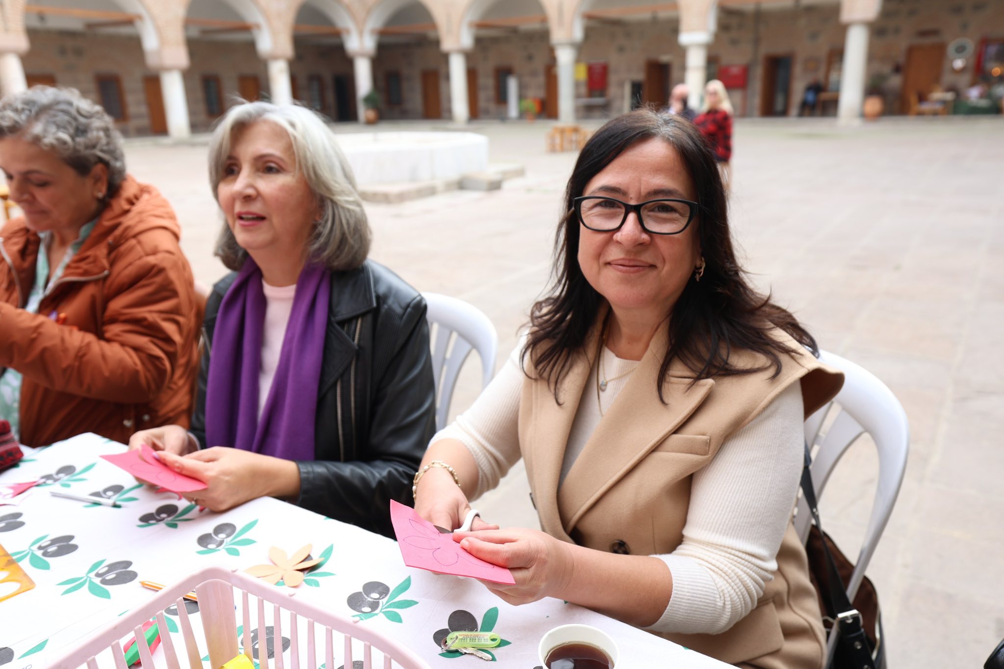 Manisa Lalesi bu kez Kurşunlu Han’da açtı: Manisalı kadınlardan sanat rüzgarı…