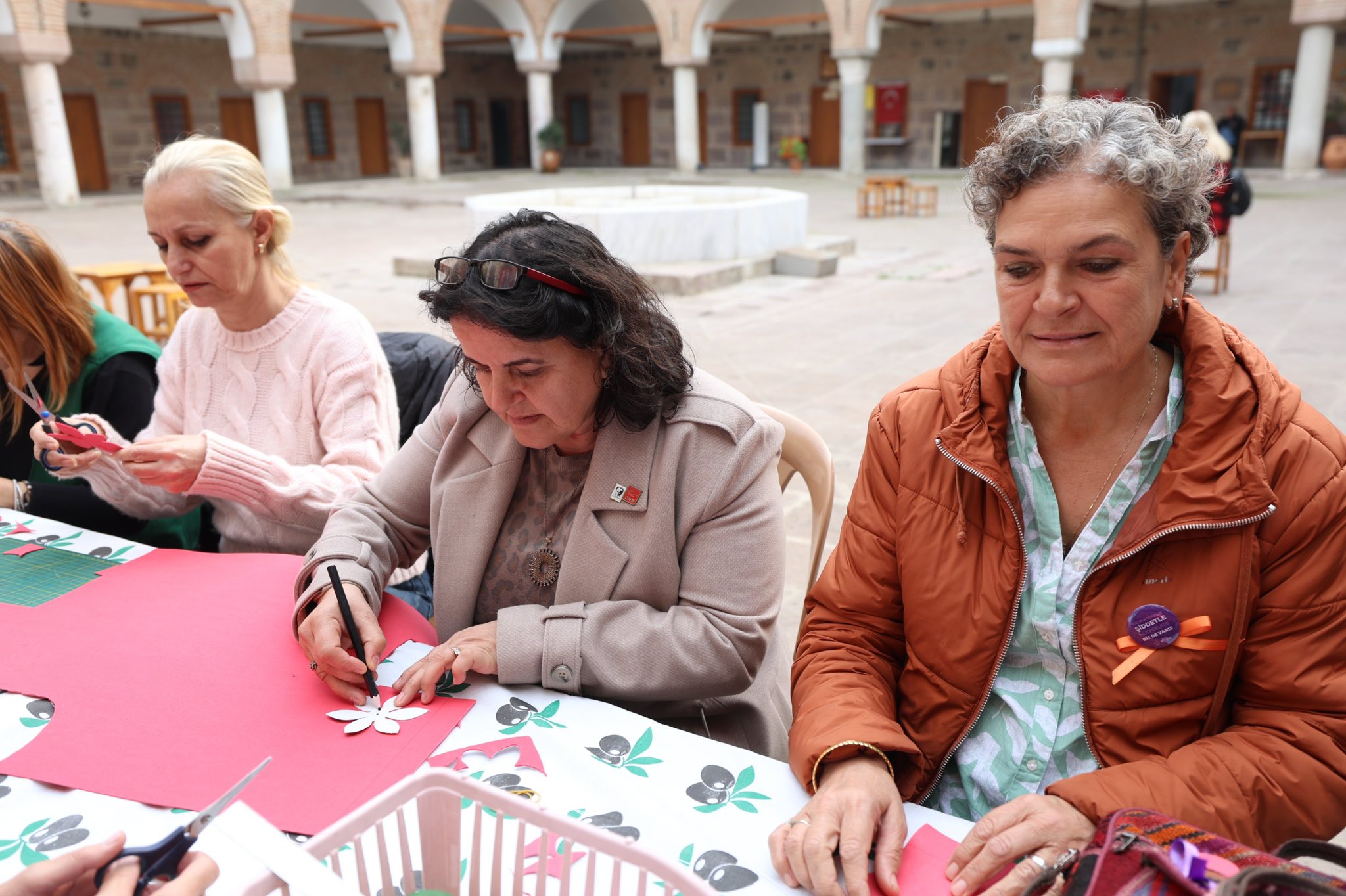 Manisa Lalesi bu kez Kurşunlu Han’da açtı: Manisalı kadınlardan sanat rüzgarı…