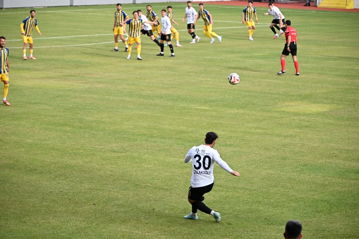 Manisa’ya yeni spor hamlesi: Nazım Yavuz Stadı açıldı