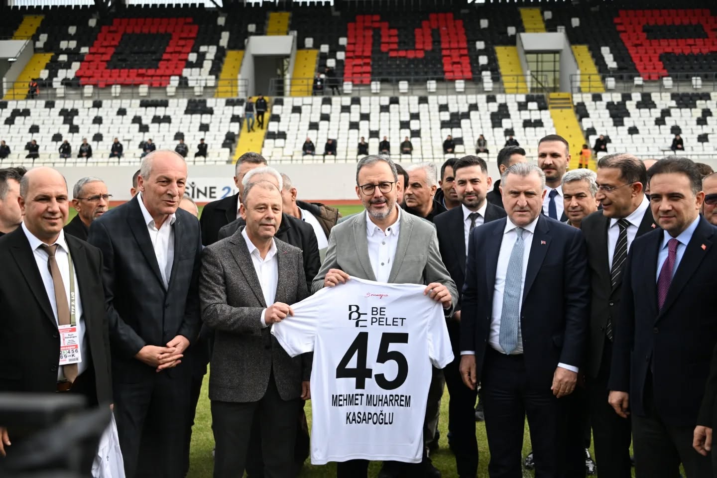 Manisa’ya yeni spor hamlesi: Nazım Yavuz Stadı açıldı