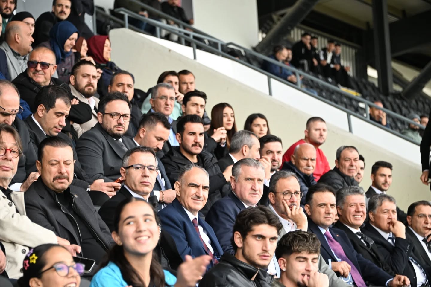 Manisa’ya yeni spor hamlesi: Nazım Yavuz Stadı açıldı