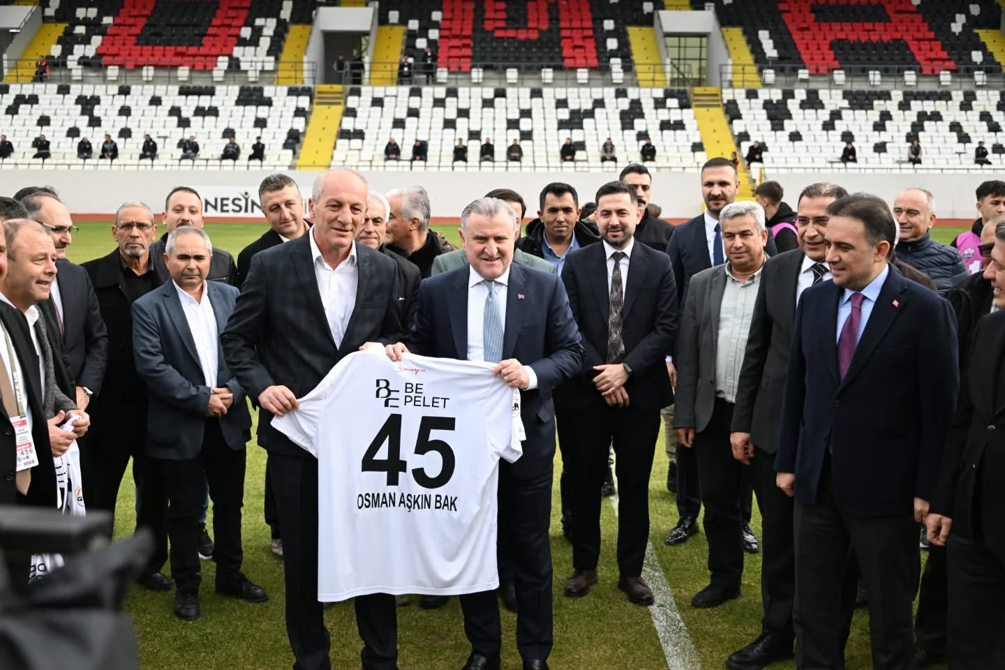 Manisa’ya yeni spor hamlesi: Nazım Yavuz Stadı açıldı