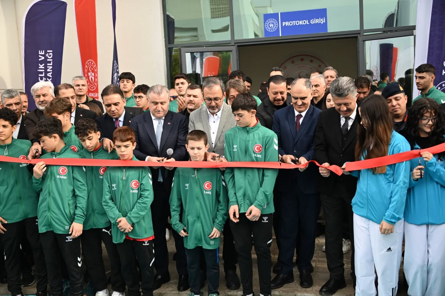 Manisa’ya yeni spor hamlesi: Nazım Yavuz Stadı açıldı