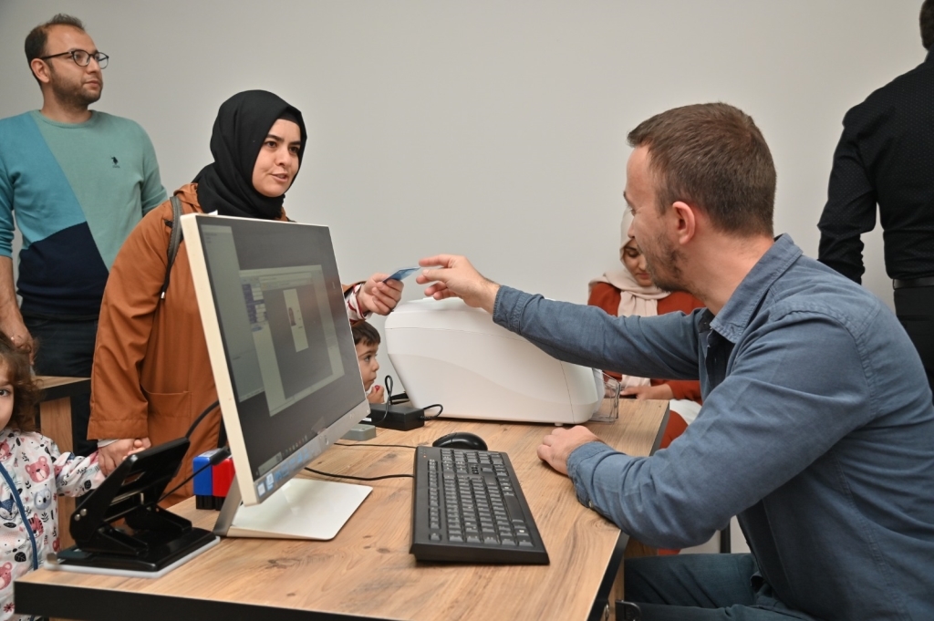 Manisa’da Annelerin Yüzünü Güldüren Proje: Anne Kart’tan 15 Bini Aşkın Anne Yararlanıyor