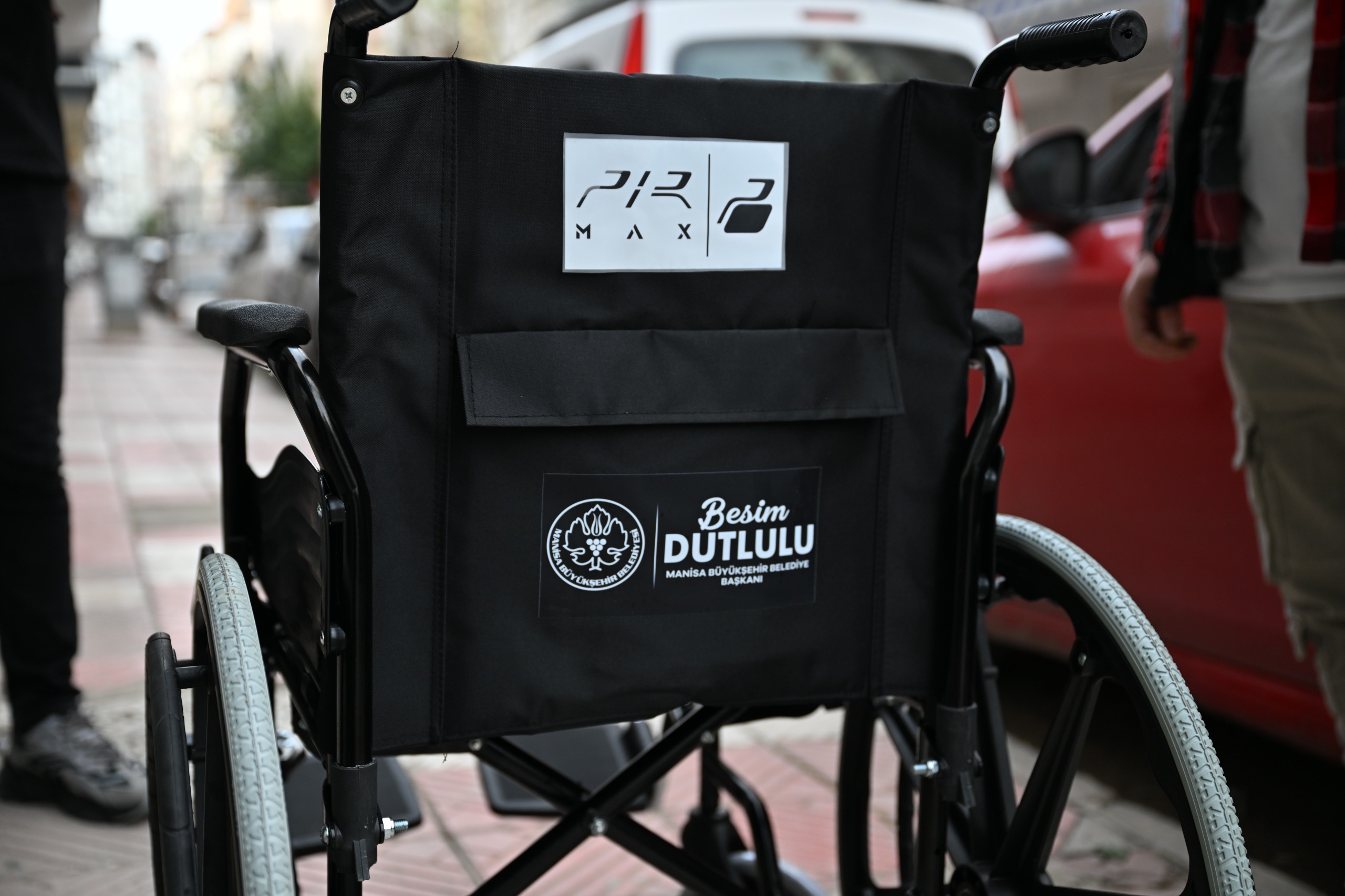 Manisa engelli vatandaşlarının yanında: Büyükşehirden medikal malzeme desteği
