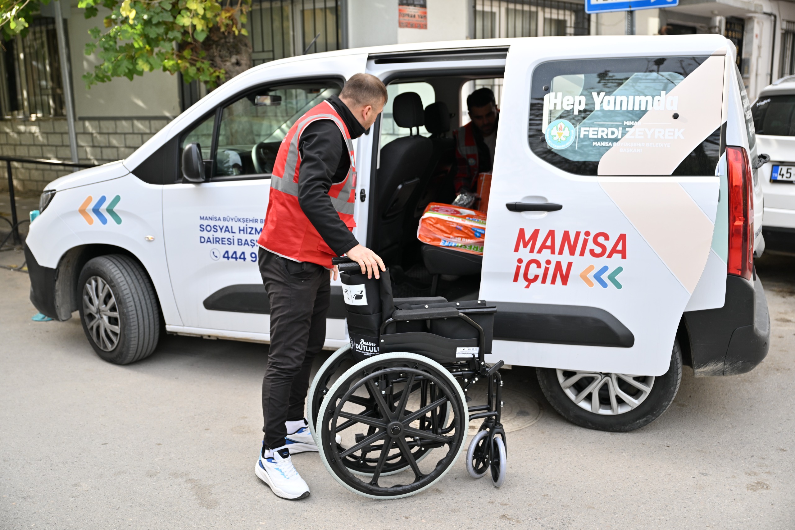 Manisa engelli vatandaşlarının yanında: Büyükşehirden medikal malzeme desteği