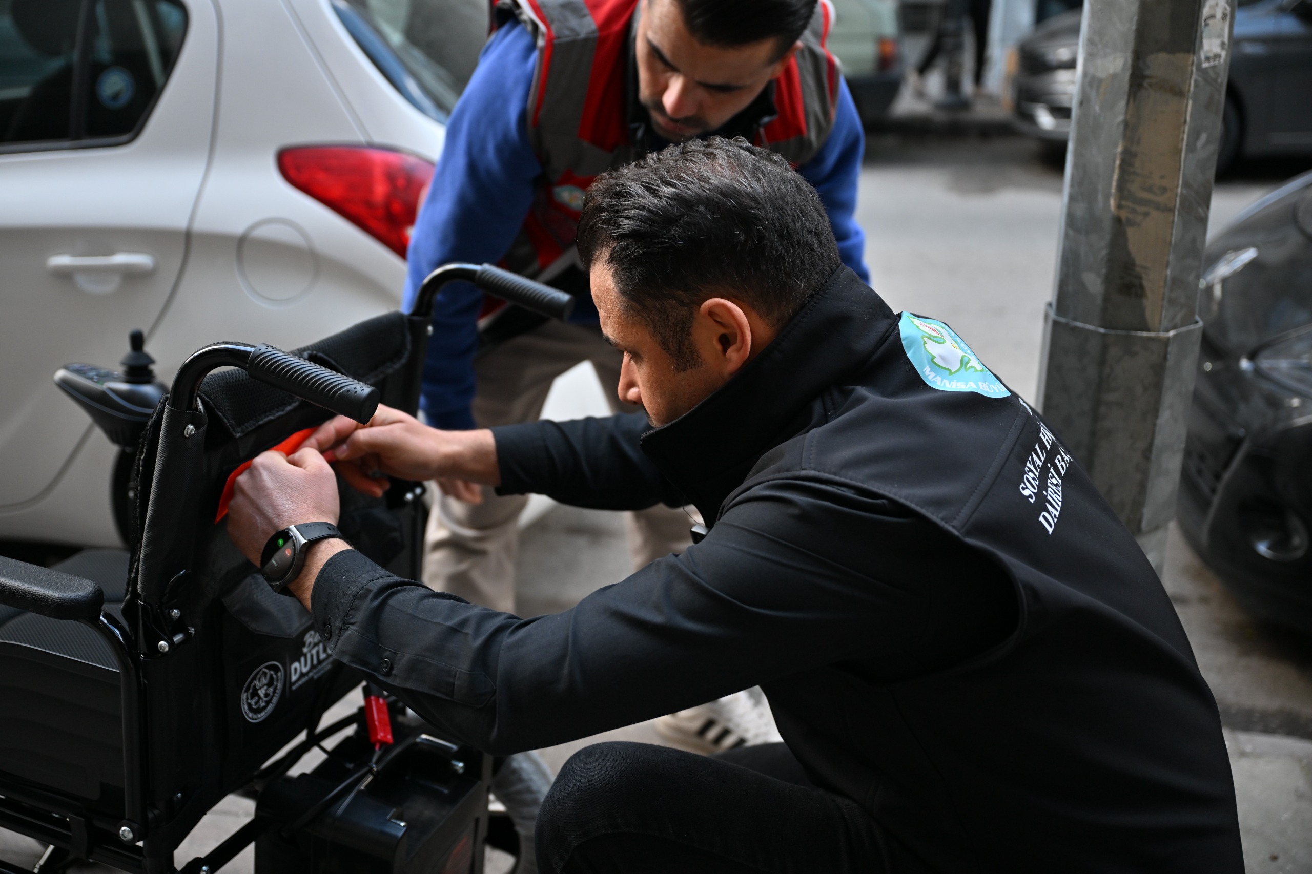 Manisa engelli vatandaşlarının yanında: Büyükşehirden medikal malzeme desteği