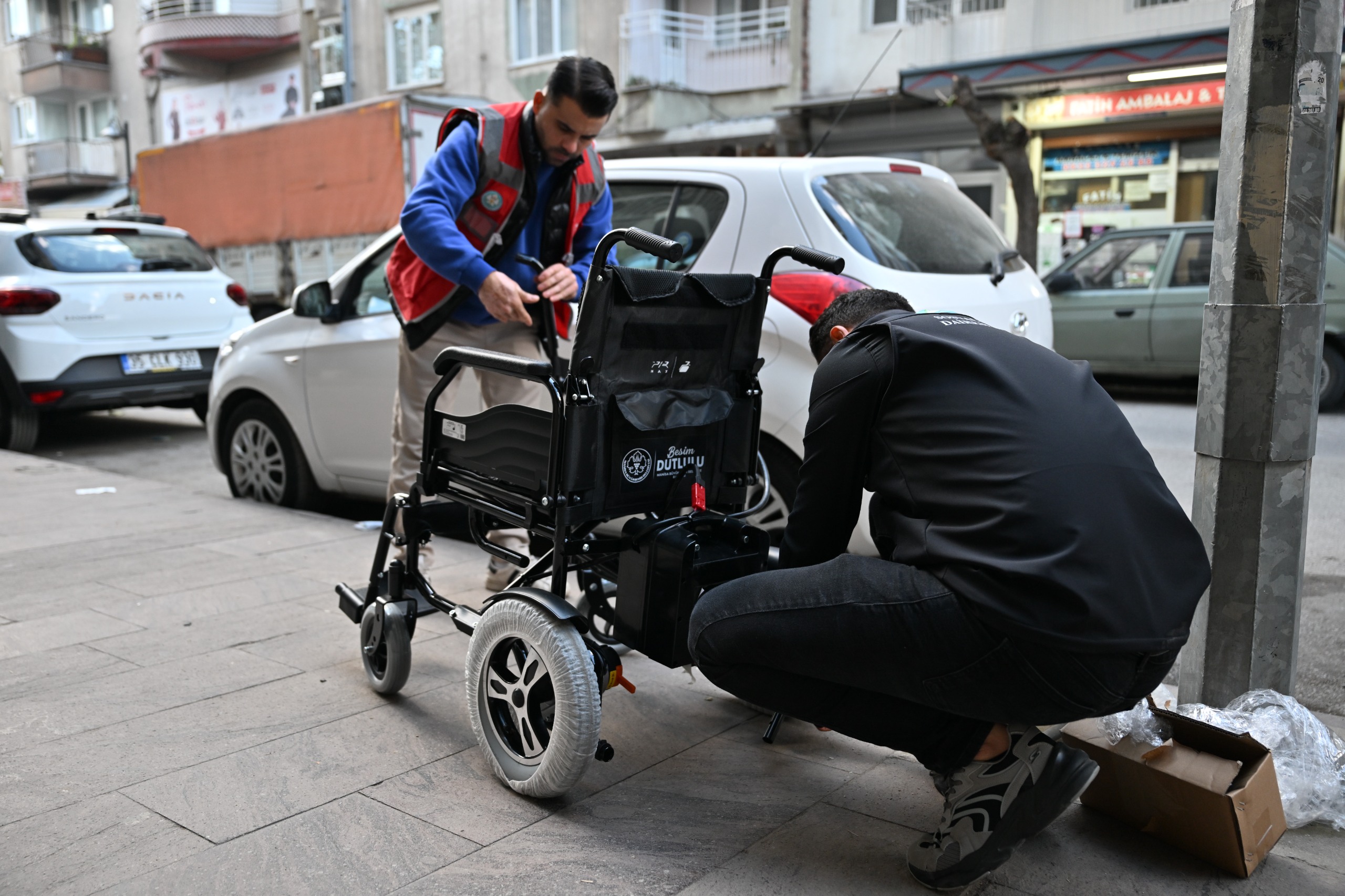 Manisa engelli vatandaşlarının yanında: Büyükşehirden medikal malzeme desteği