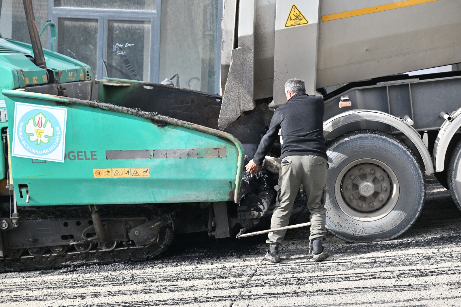 Manisa'da o ilçenin çehresi değişiyor: Asırlık yol sorunu çözüme kavuşturuluyor