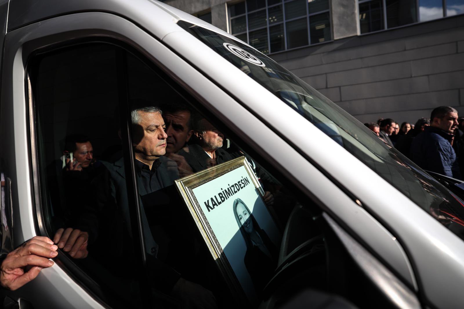 Manisa'da acı dolu anlar: Özgür Özel Gülşah Durbay'ın fotoğrafını bir an olsun bırakmadı