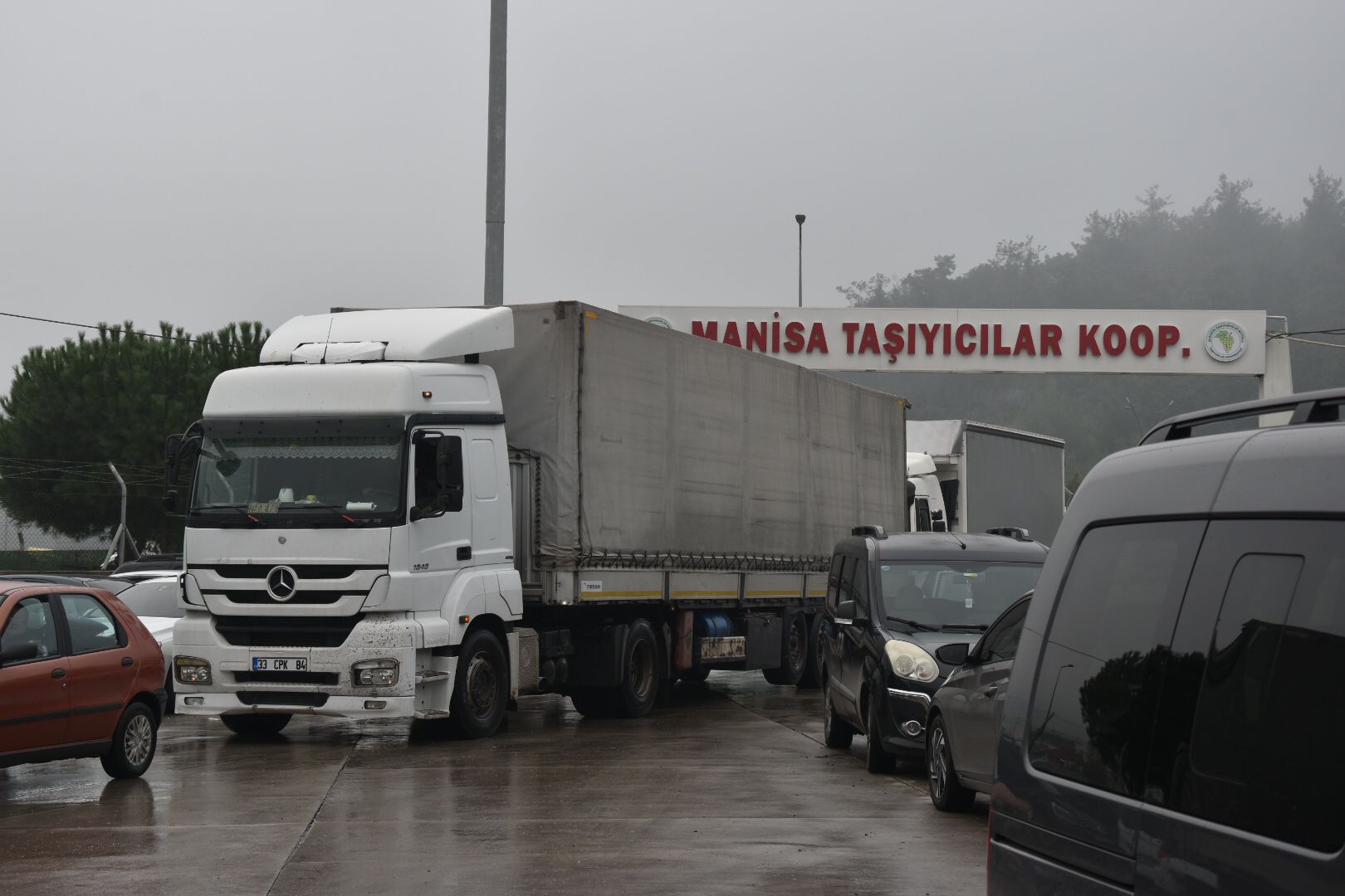 Manisa’da nakliyeciler isyan etti: “Bizi de görün!”