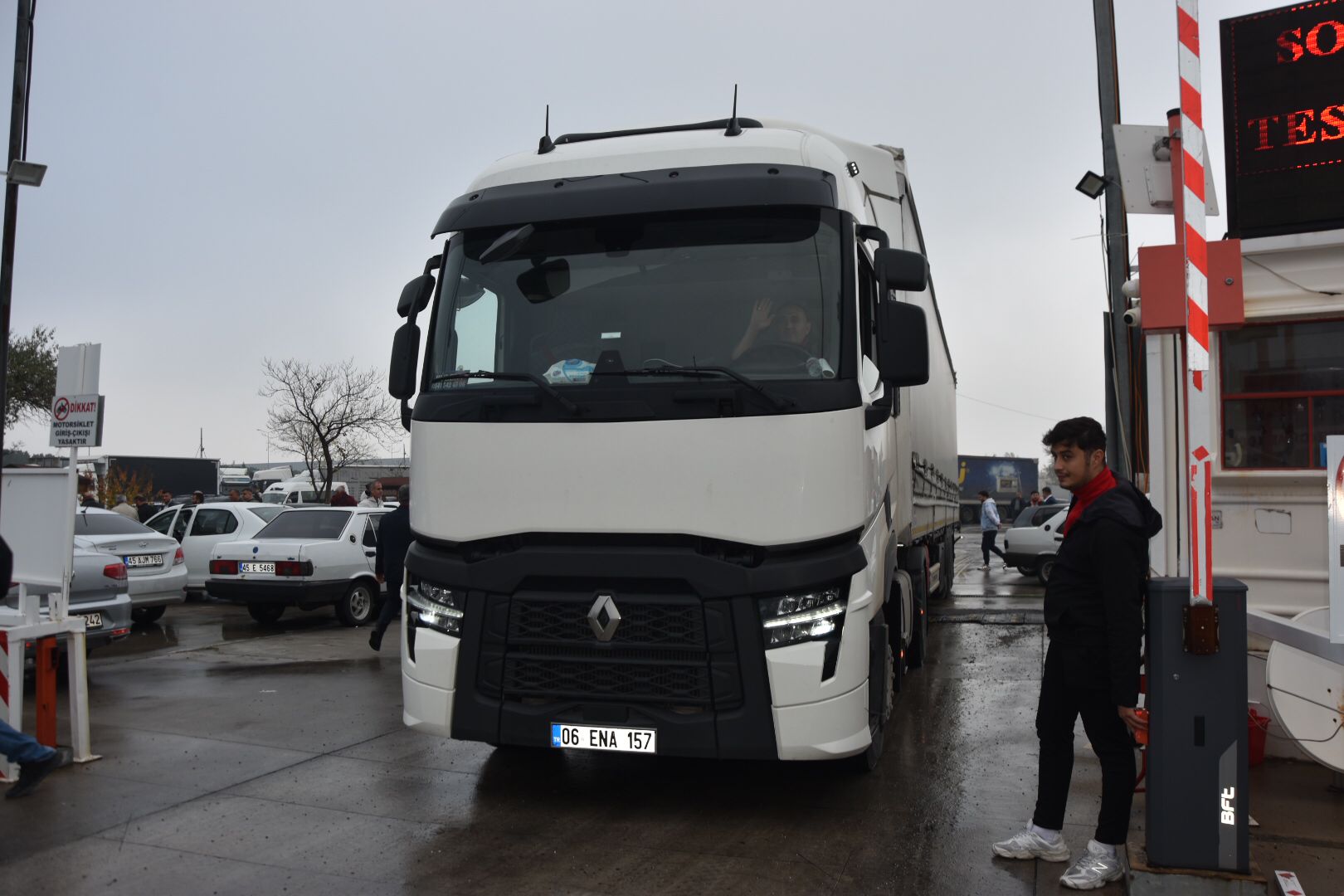 Manisa’da nakliyeciler isyan etti: “Bizi de görün!”