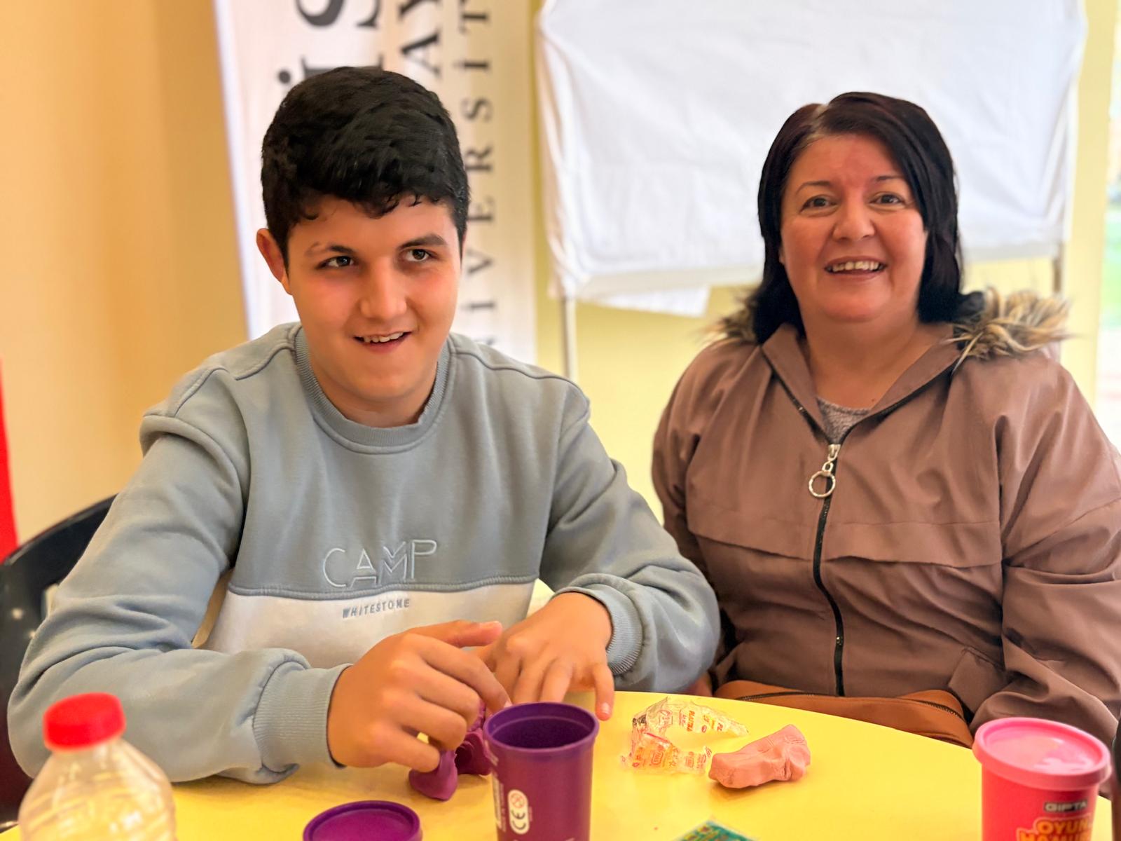 Manisa’da üniversiteliler ve otizmli çocuklar bir arada: MCBÜ’de anlamlı farkındalık etkinliği