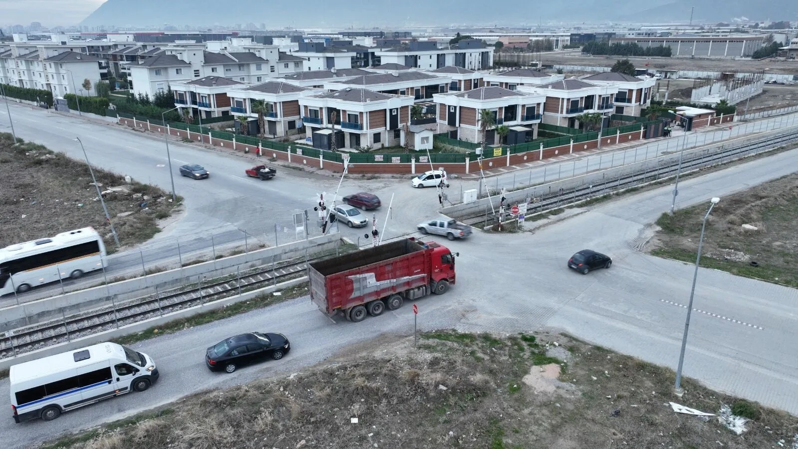 Manisa’da bu geçit tehlike saçıyor: Sorun ne zaman çözülecek?