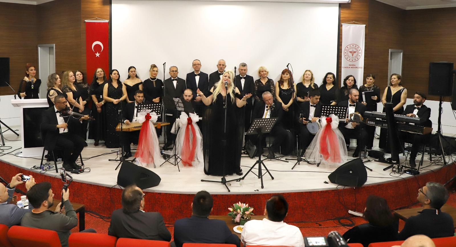 Manisa’da sağlık çalışanlarına Türk Sanat Müziği morali