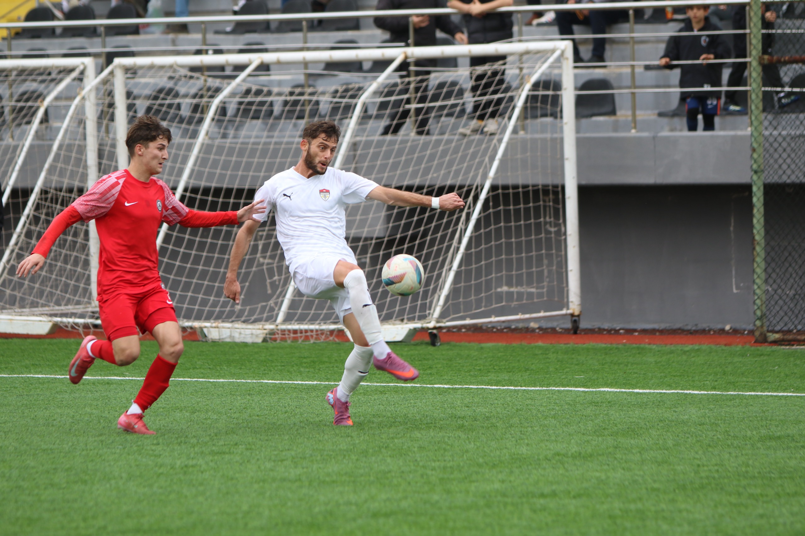 Manisaspor'dan etkileyici zafer: Kuşadasıspor'u 3-0 mağlup etti