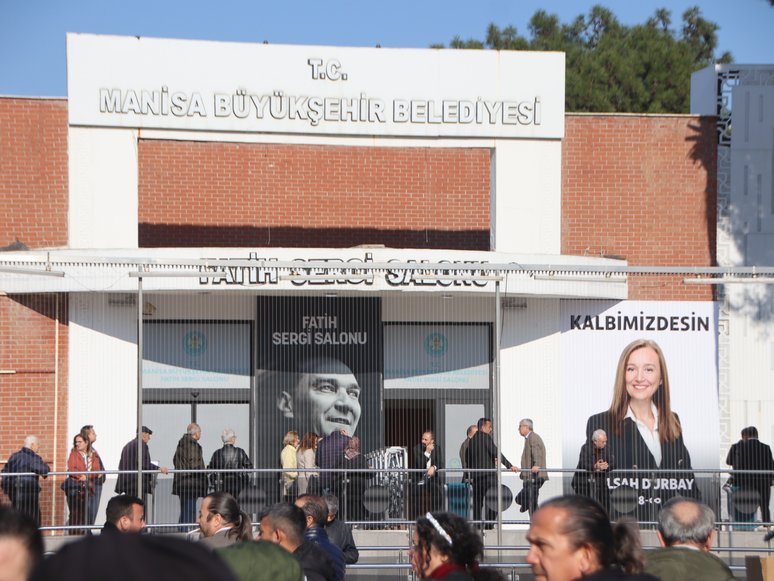 Manisa Sadece Başkanını Değil, Bir Evladını Kaybetti: Vatandaşlar Duygularını Mikrofonlara Anlattı