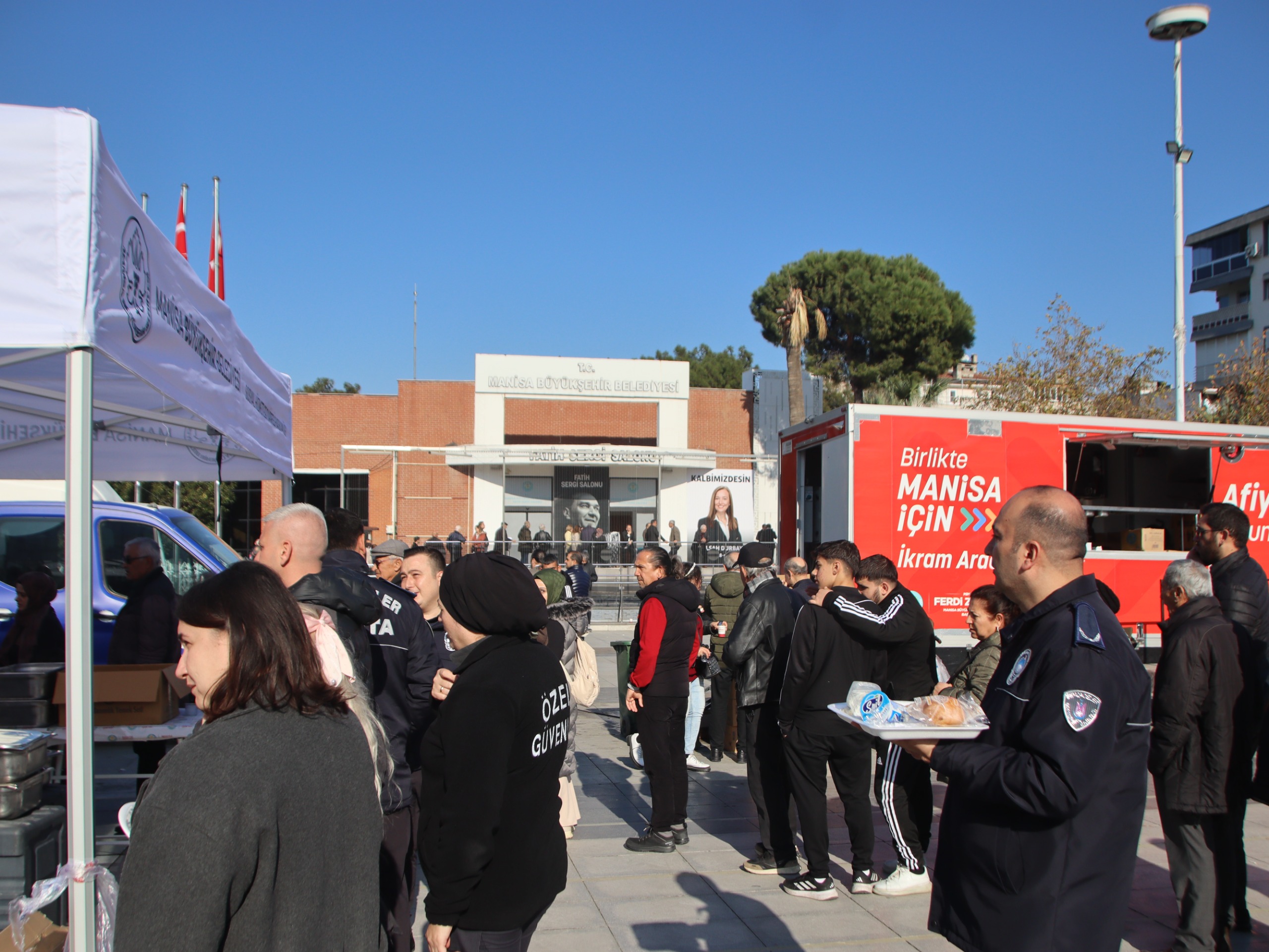 Manisa Sadece Başkanını Değil, Bir Evladını Kaybetti: Vatandaşlar Duygularını Mikrofonlara Anlattı