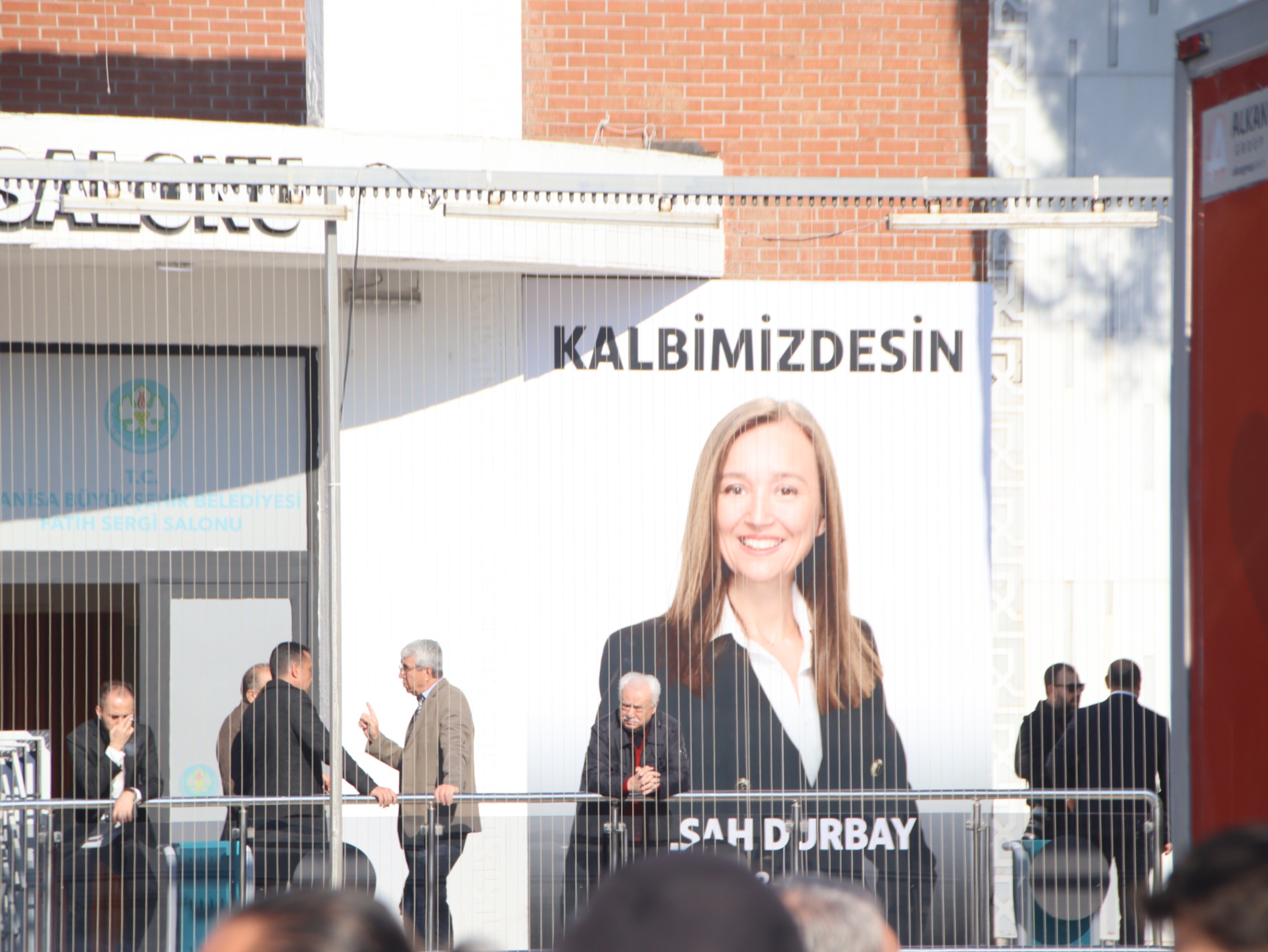 Manisa Sadece Başkanını Değil, Bir Evladını Kaybetti: Vatandaşlar Duygularını Mikrofonlara Anlattı