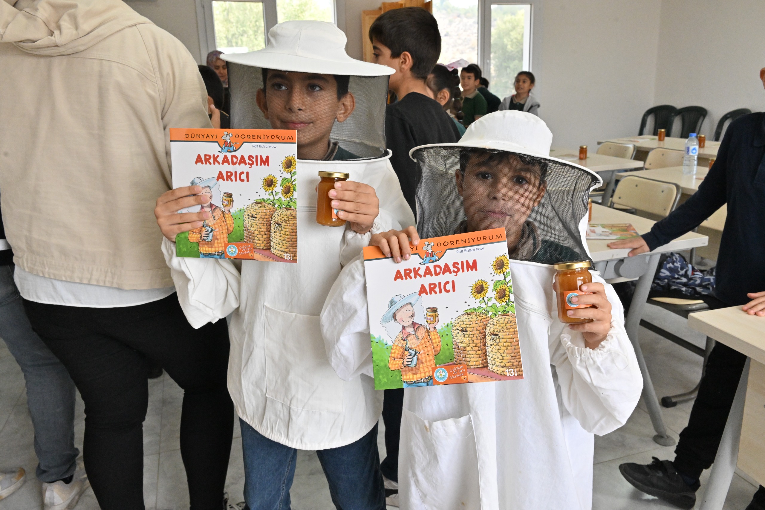 Manisa’da minikler arıların büyülü dünyasını keşfetti