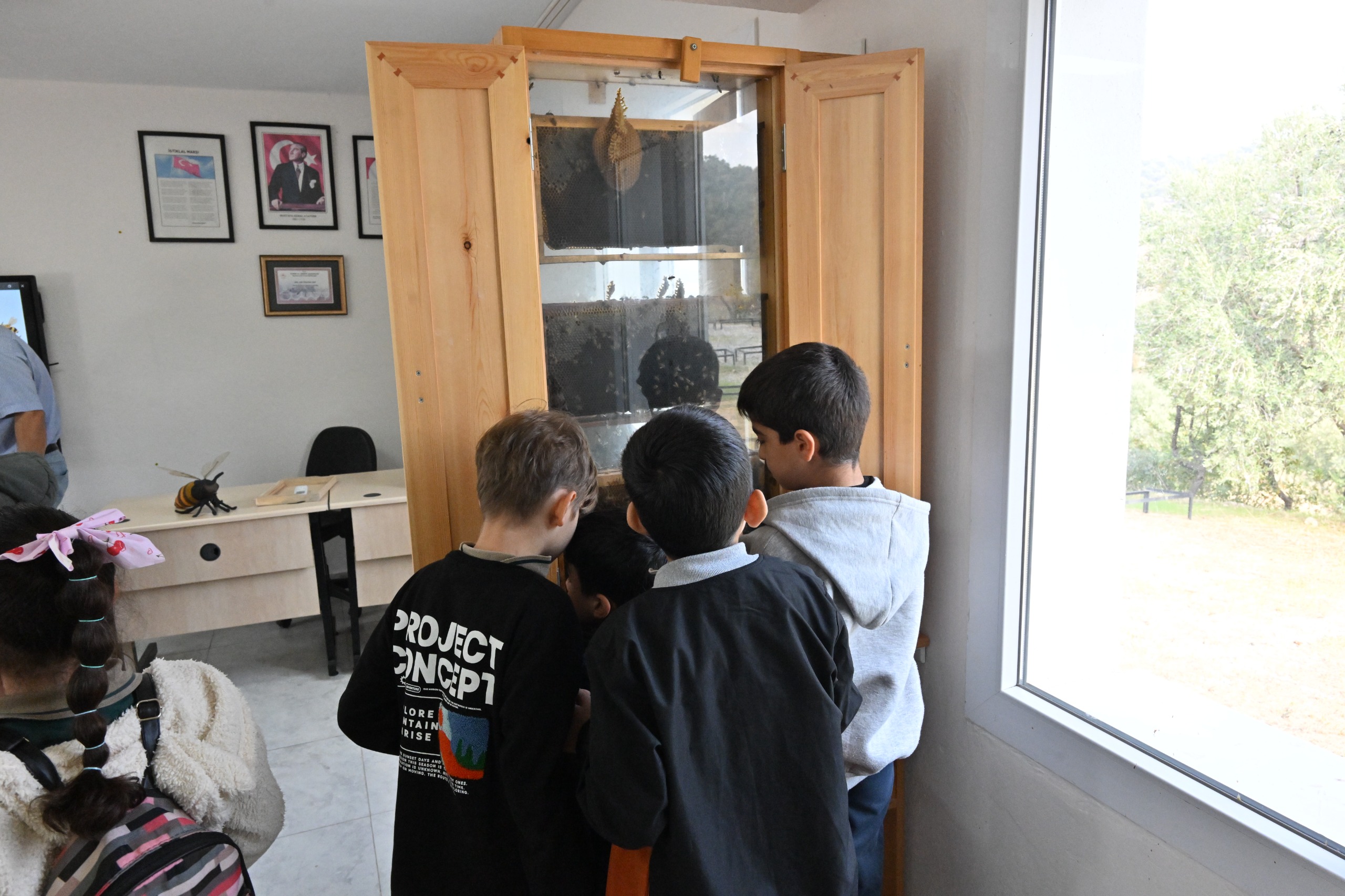 Manisa’da minikler arıların büyülü dünyasını keşfetti