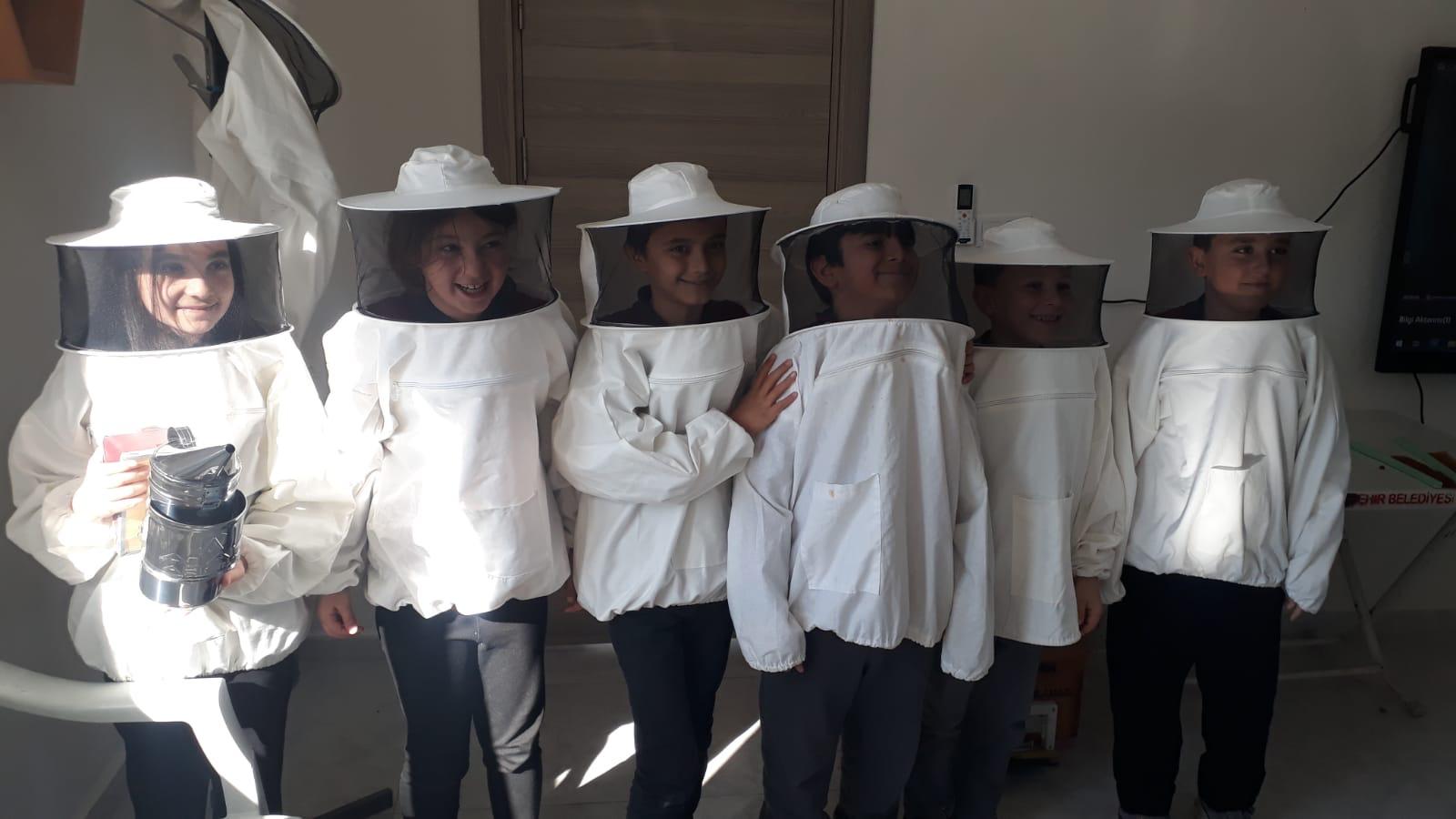 Manisa’da minikler arıların büyülü dünyasını keşfetti