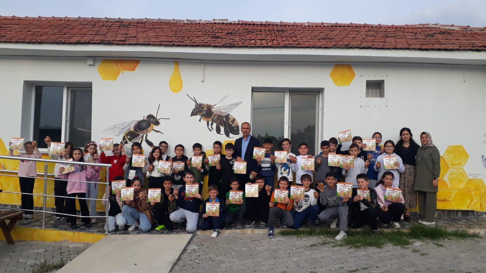 Manisa’da minikler arıların büyülü dünyasını keşfetti