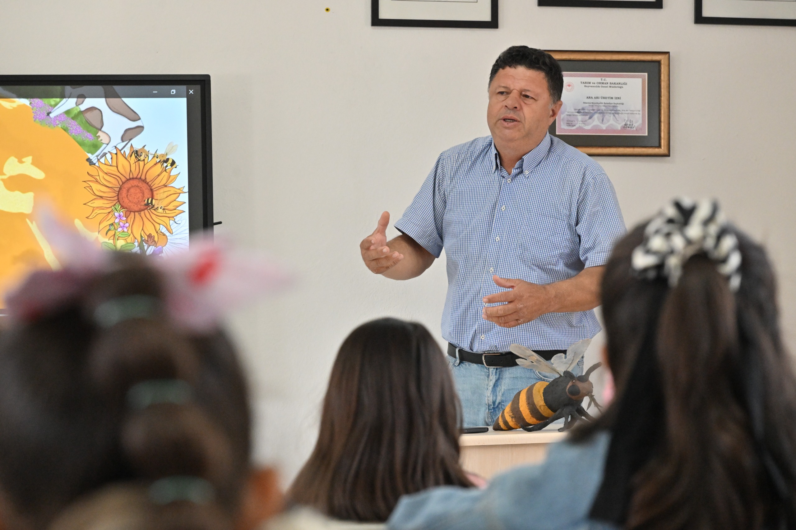 Manisa’da minikler arıların büyülü dünyasını keşfetti