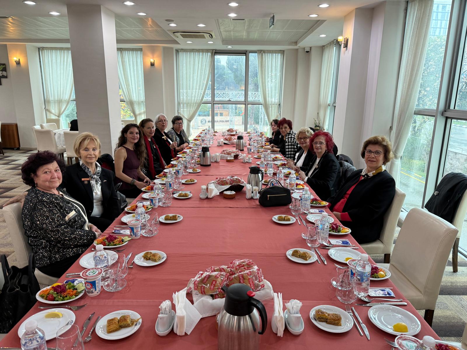 Manisa’da kadın hakları coşkusu: Seçme ve seçilme hakkının 91. yılı kutlandı