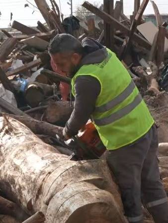 Manisa’da kışa sıcak destek: Belediyeden vatandaşa odun yağıyor!
